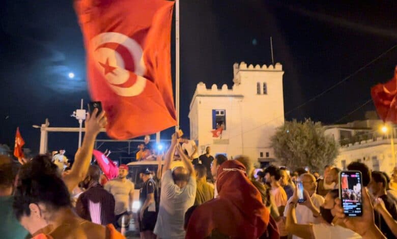 التونسيون يحتفلون في الشوارع بعد قرارات الرئيس بحل الحكومة وتجميد عمل البرلمان 1 668846 o