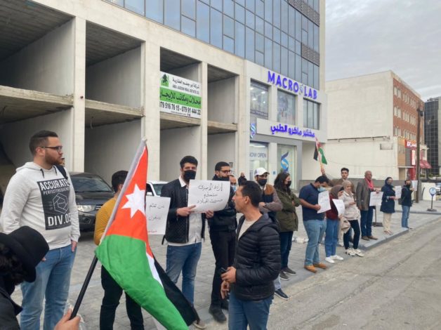 وقفة أمام مقر الصليب الأحمر الدولي في عمان دعمًا للأسرى الفلسطينيين في سجون الاحتلال 2 asra12