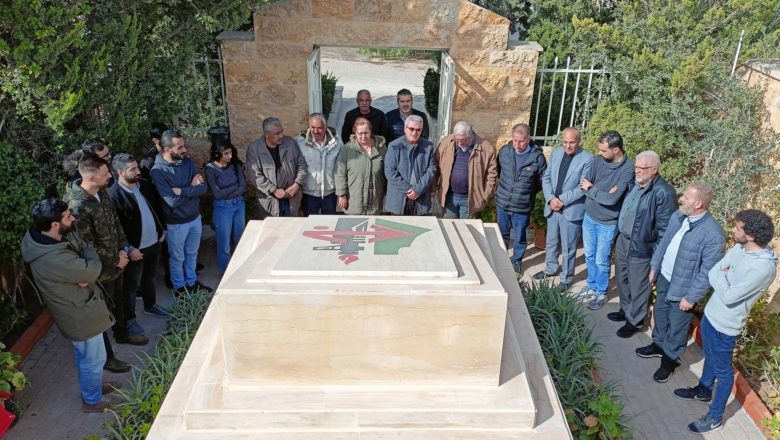 في الذكرى 15 على رحيل القائد الوطني جورج حبـ.ـش وفد من الوحدة الشعبية يضع أكاليل من الورد على ضريحه 2 IMG20230128112112