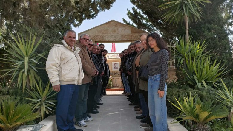 في الذكرى 15 على رحيل القائد الوطني جورج حبـ.ـش وفد من الوحدة الشعبية يضع أكاليل من الورد على ضريحه 3 IMG20230128112958