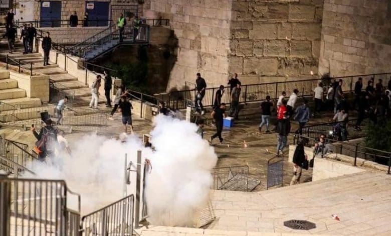 مواجهات بين المقدسيين وجنود الاحتلال في ساحة باب العامود بالقدس المحتلة 1 161922487832294200