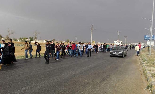 طلبة في جامعة آل البيت يسيرون على الأقدام إلى المجمع الشرقي في المفرق 28من المصدر29 1